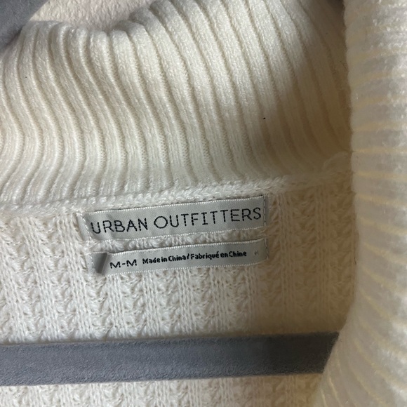Urban Outfitters Cropped Sweater - Picture 3 of 3